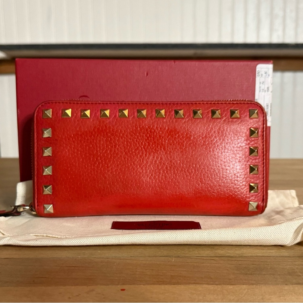 Valentino Garavani Red Pebbled Leather Rockstud Zip Around Continental Wallet - Picture 2 of 13
